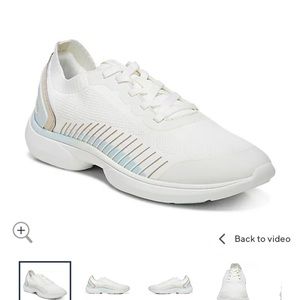 Brand new Vionic Embolden sneaker SZ11 M.  NWT